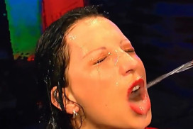 Jag älskar se när hon dricker piss dricker piss